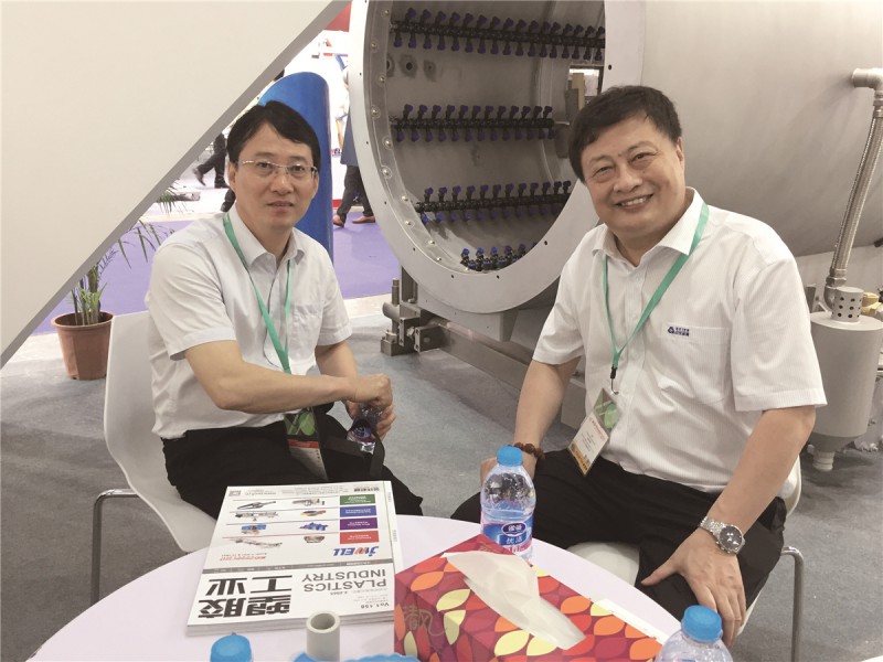 貝爾常務總經理劉峰(右)和何教授合影