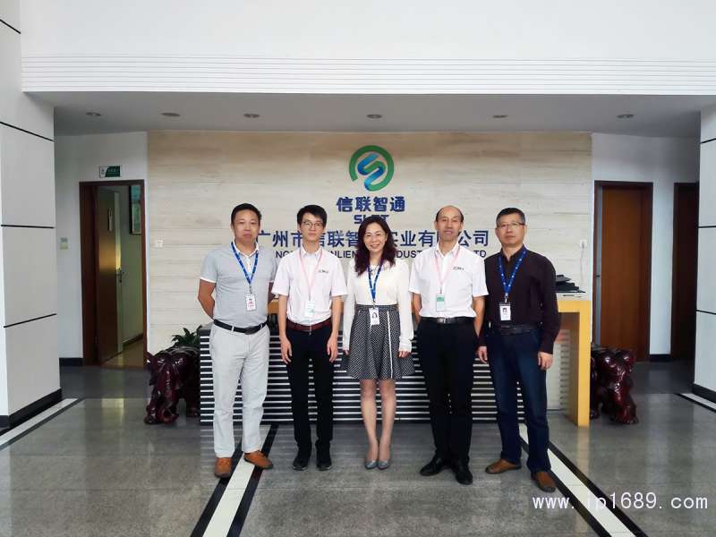廣州信聯智通實業股份有限公司瓶蓋事業部總經理黃宇寧女士（中）、崔總（左一）、唐總（右一）與本刊發行部同事合影。