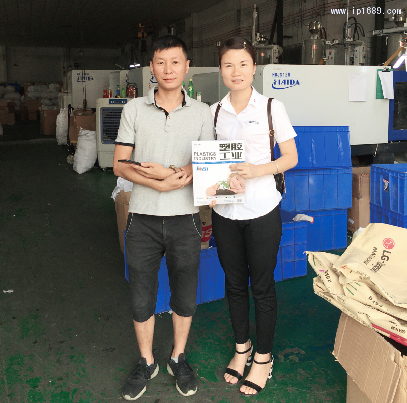 豐澳電子有限公司總經理石亮波(左)