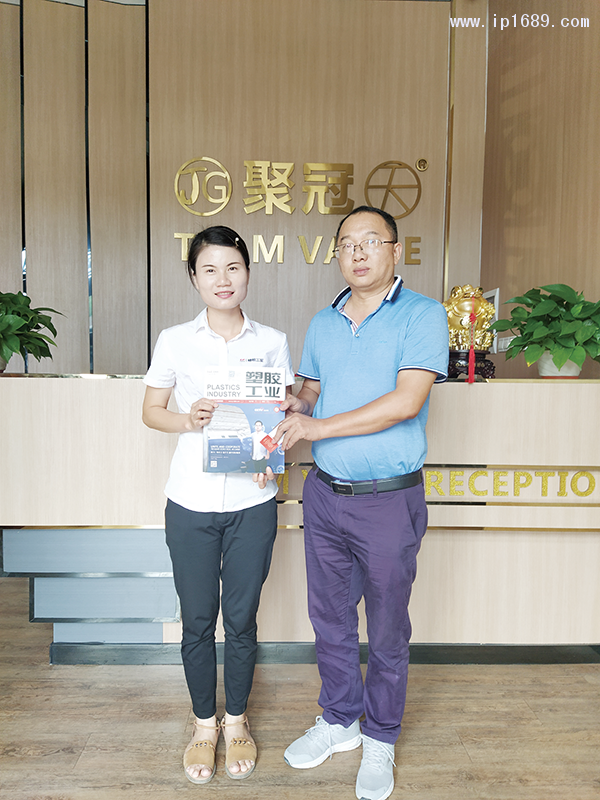佛山市南海區(qū)聚冠塑料有限公司總經(jīng)理張帆(右)
