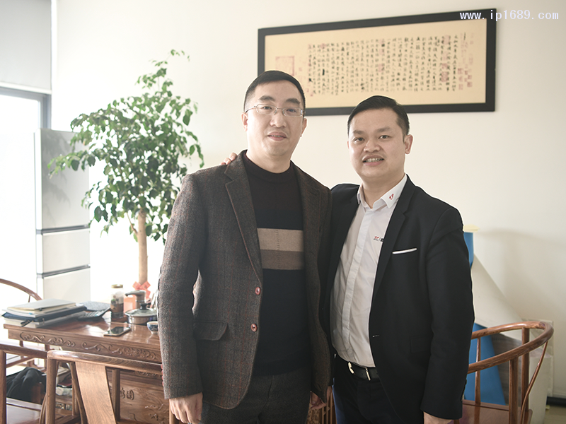 棠??偨?jīng)理唐勇(左)與本刊記者合影