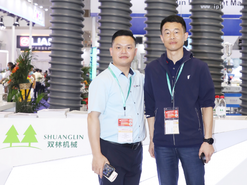 浙江雙林機電科技有限公司-副總-吳文強(右)與本刊總編徐森合影